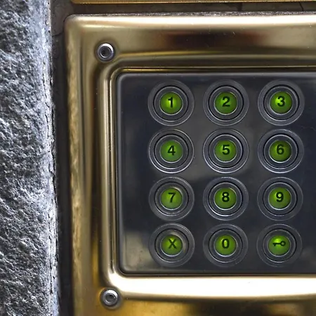 Апартаменты The Brick - Host By Traveller's Nest